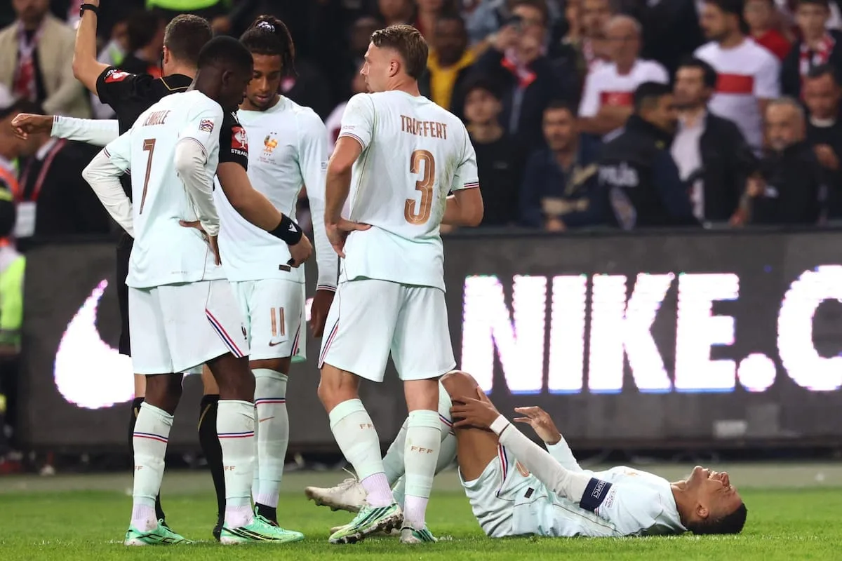 Kylian Mbappé salió lesionado tras marcar el 1-0 de Francia sobre Turquía por la Liga de Naciones