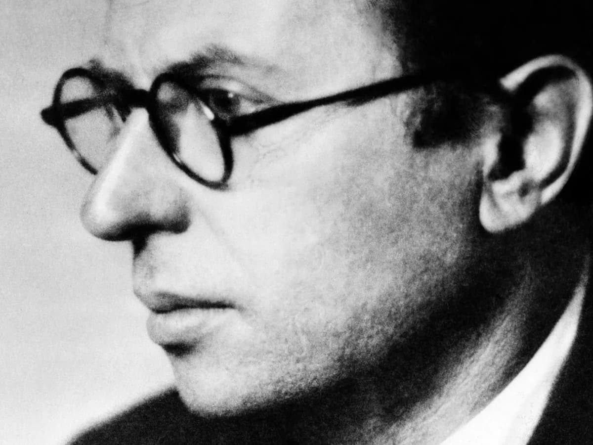La frase atribuida a Sartre sobre vivir el presente: "No perdamos nada de nuestro tiempo"