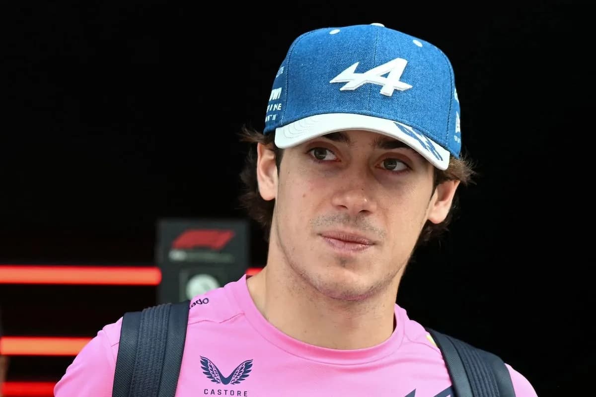Colapinto llegó al GP de México con una camiseta mitad argentina y mitad mexicana