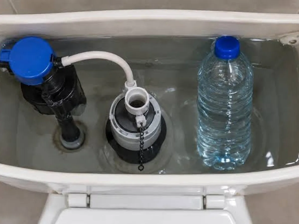 Para qué sirve poner una botella de agua en la mochila del inodoro y por qué es tan popular