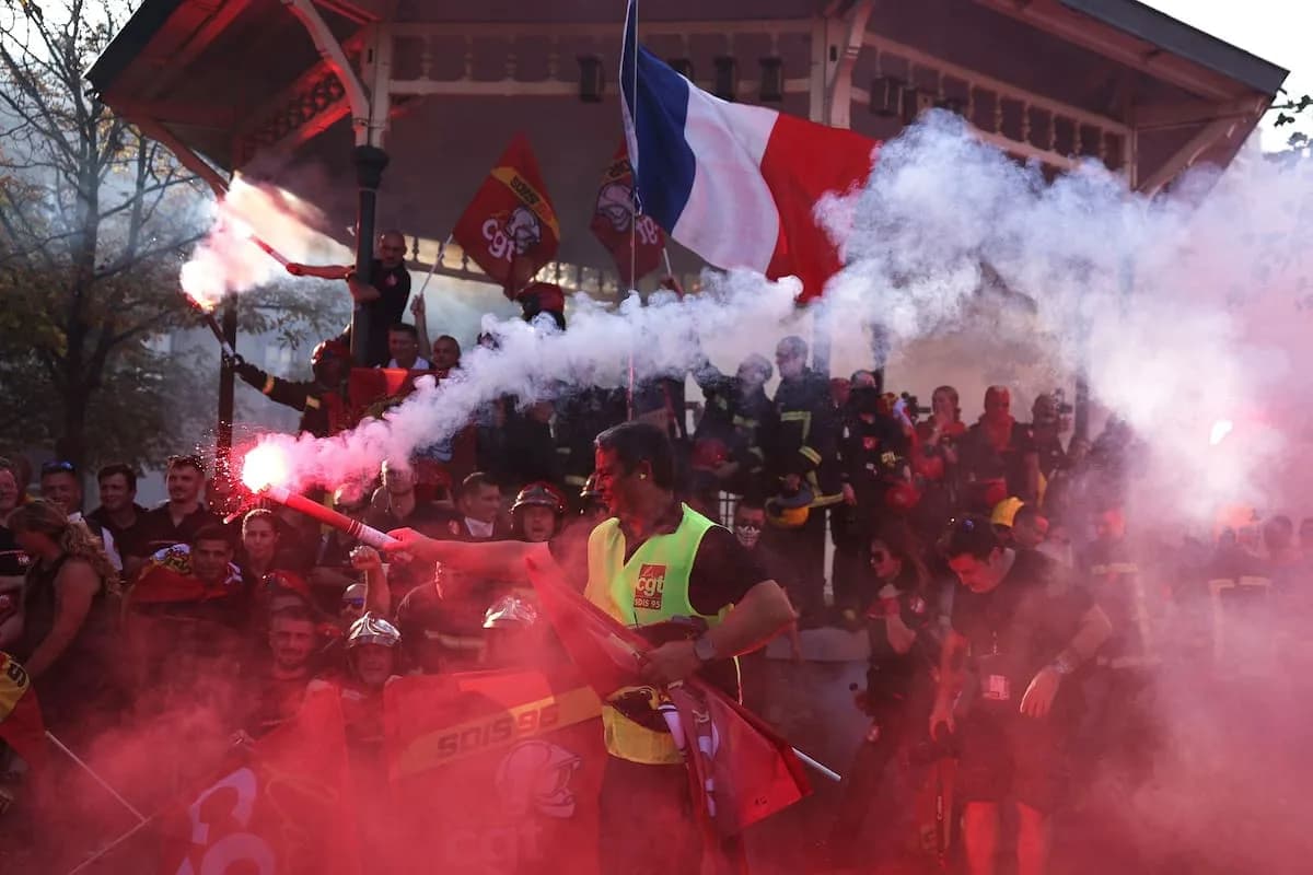 Una protesta masiva desafía al gobierno francés 48 horas antes de presentar su plan de austeridad