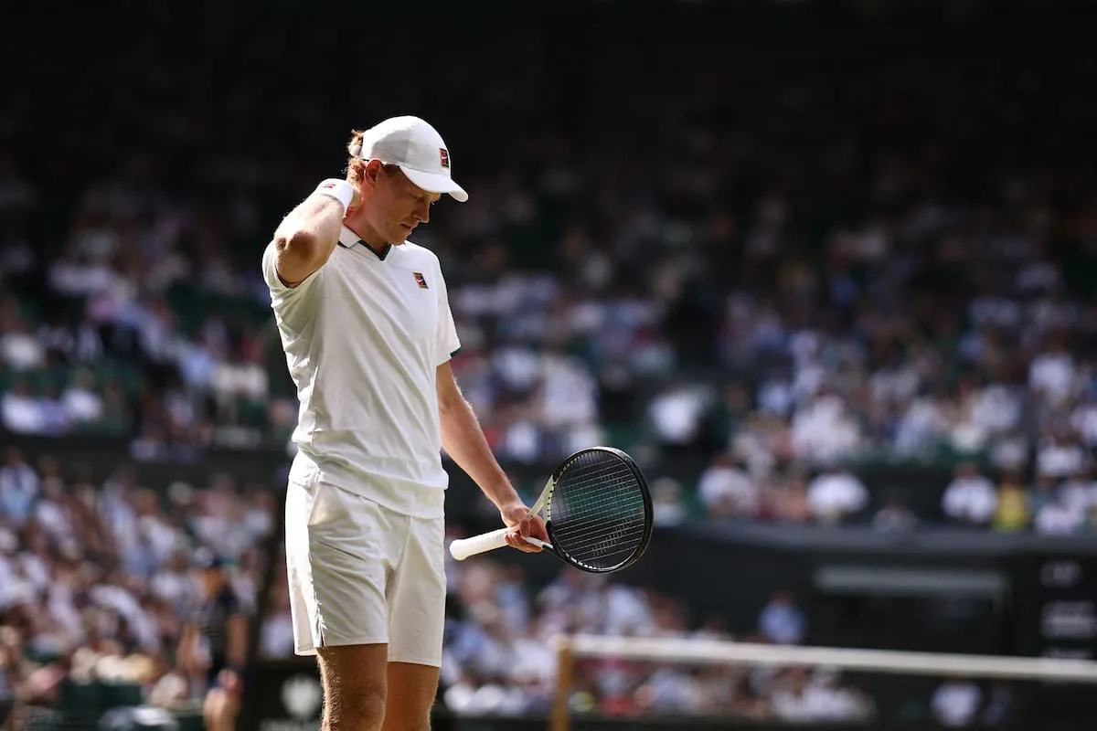 Adriano Panatta, leyenda del tenis italiano, alarmado por la inactividad de Sinner, que podría perder el N° 1