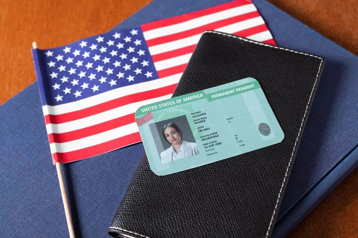 Confirman nueva regla del Uscis que complicaría a cubanos con green card en trámite por Ley de Ajuste