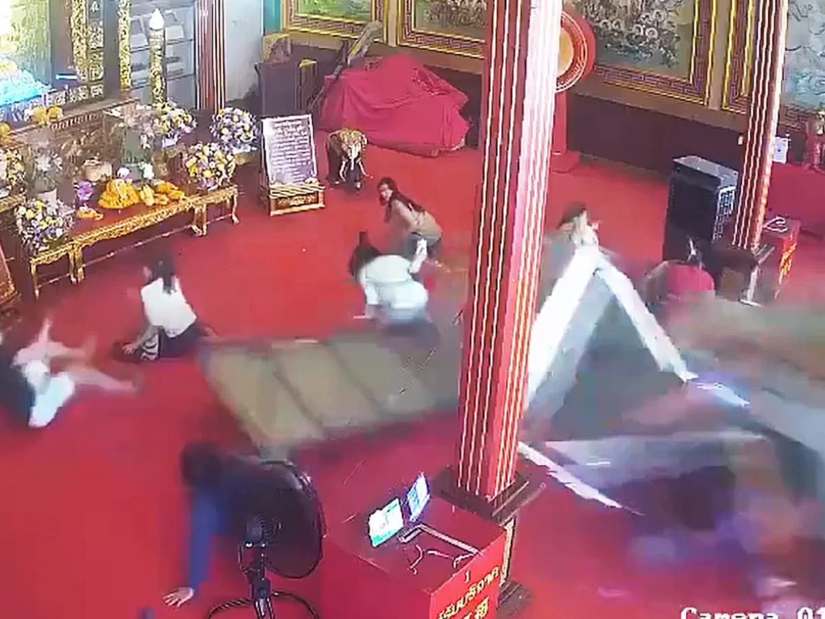 Horror en plena meditación: un conductor embistió un templo budista, atropelló a cinco personas y tres quedaron atrapadas debajo del auto