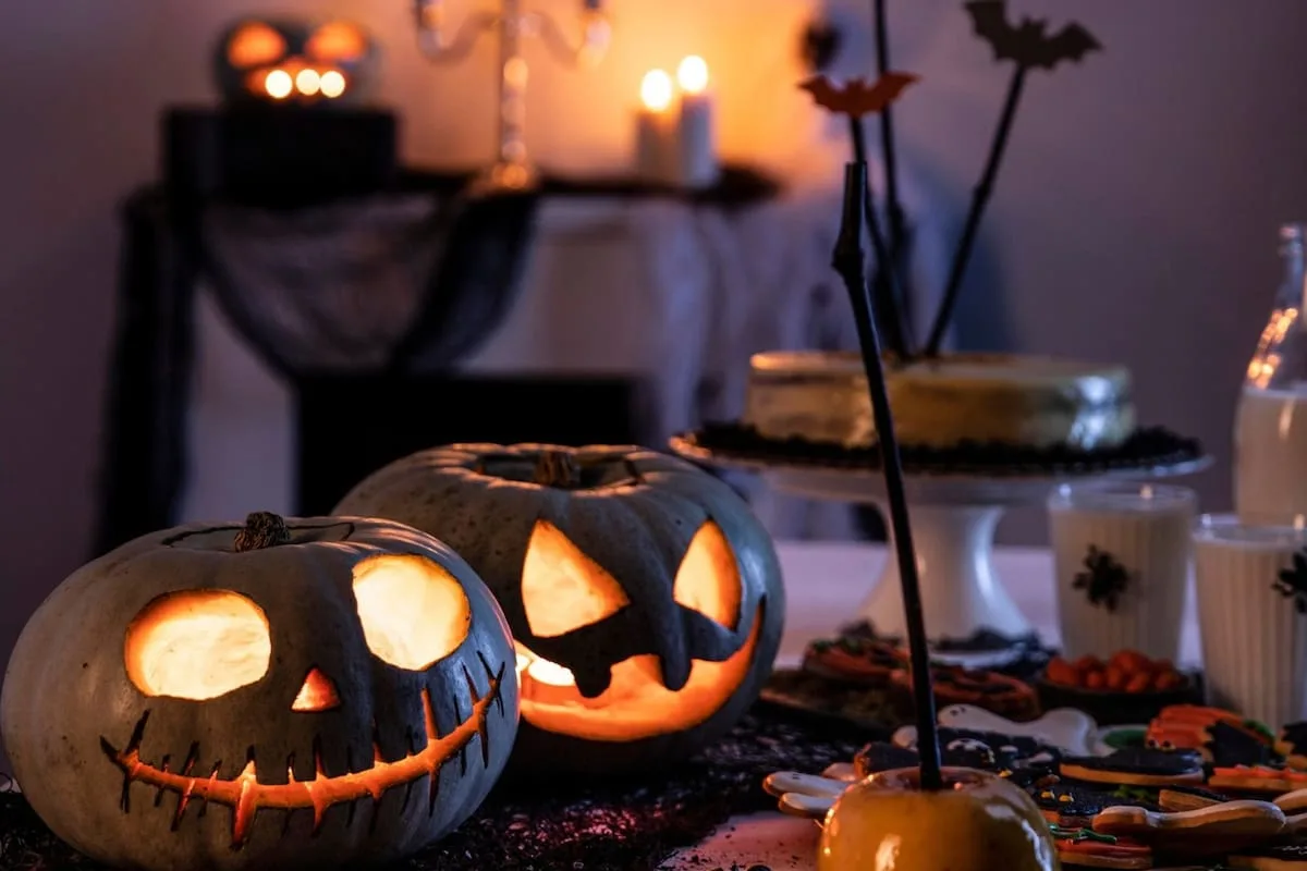 Google celebra Halloween con un doodle de marionetas de sombras