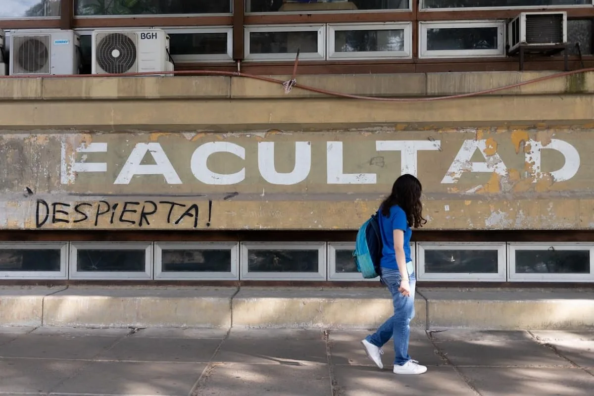 Milei llega a París para encabezar la Argentina Week; las universidades públicas paran por 72 horas