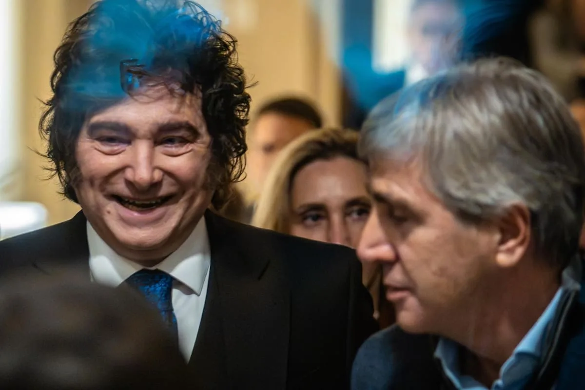 Milei, bien en lo político y mal en lo económico: la brecha que sorprende a los analistas
