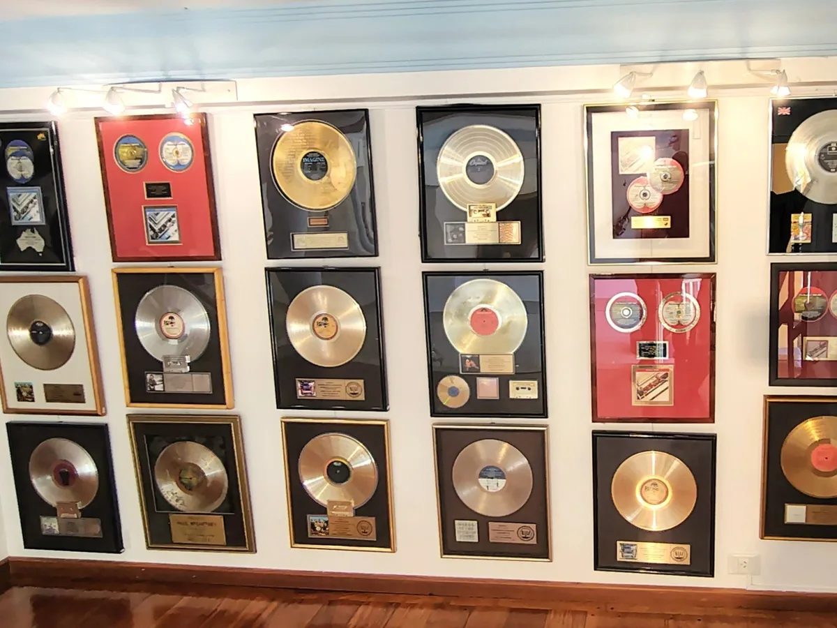 Una colección extraordinaria de The Beatles llega a Buenos Aires: guitarras, discos y objetos inéditos