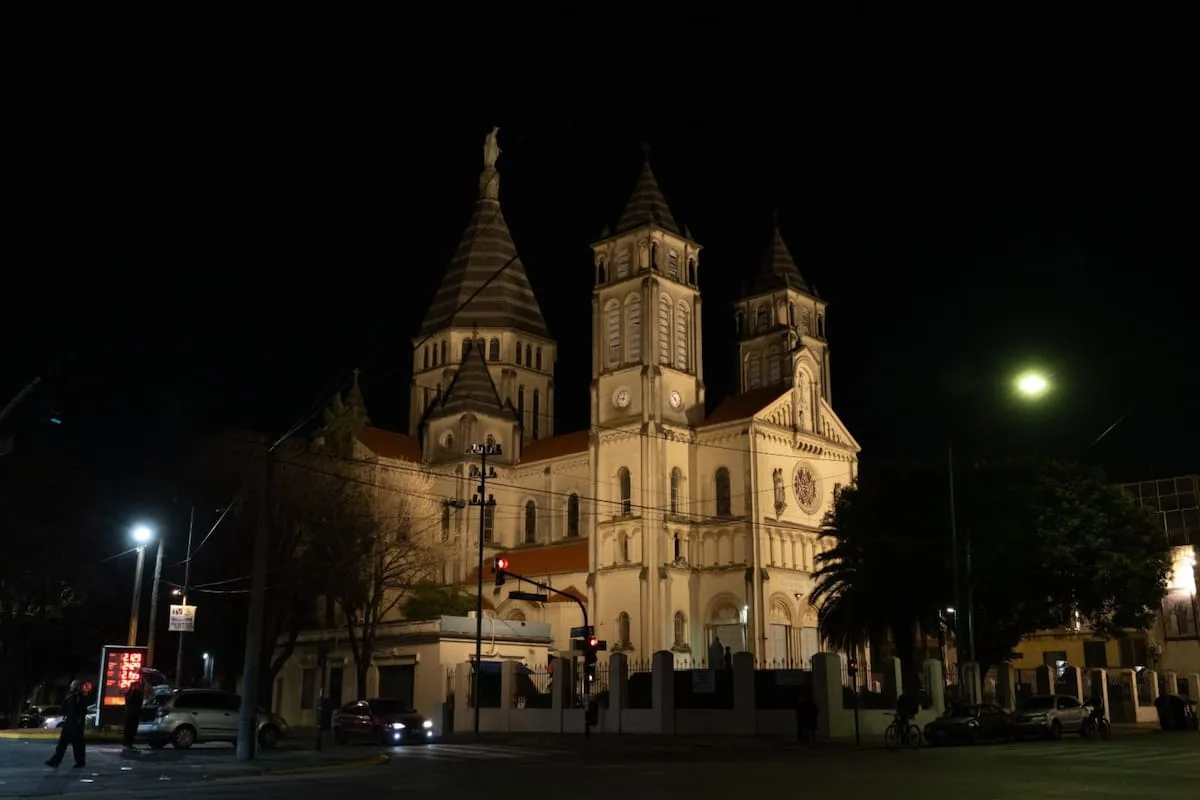 A 85 años de su inauguración: la fachada de la histórica iglesia porteña de 150 vitrales ahora se ilumina por las noches