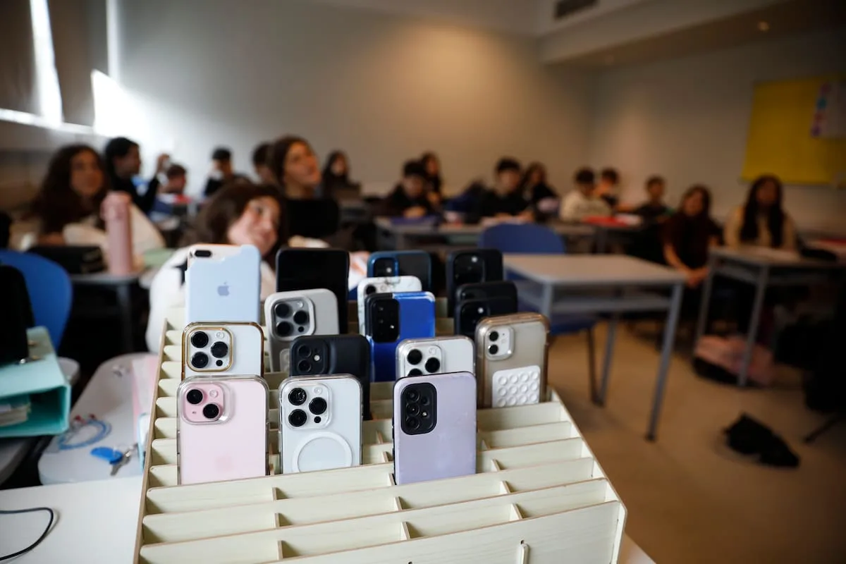 Colegios privados piden autonomía para decidir sobre celulares en el aula