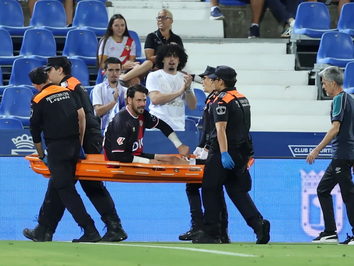Preocupación por Augusto Batalla en España: chocó con un rival, pidió el cambio y se fue en ambulancia del partido de Rayo Vallecano