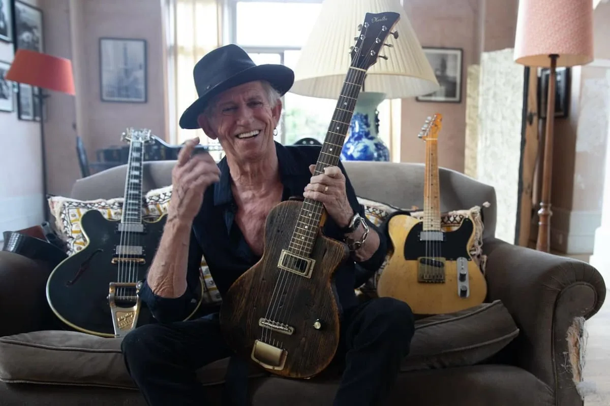Keith Richards a los 80: dejó la heroína, la cocaína y el cigarrillo, pero no la copa