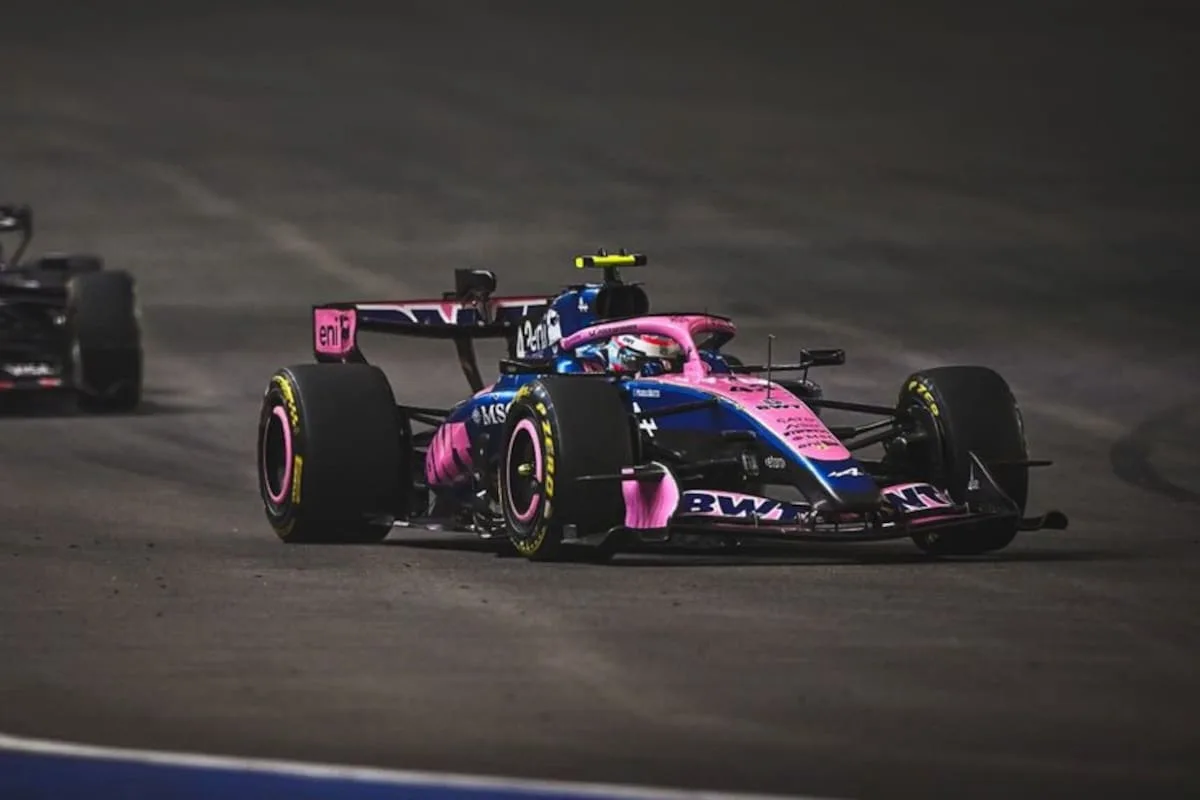Hadjar se quejó por radio por no poder pasar a Colapinto en el GP de Singapur