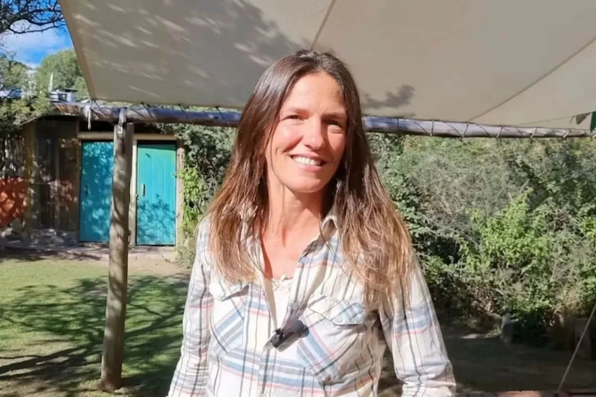 Luz y Santiago dejaron Buenos Aires y construyeron su casa de adobe en Traslasierra