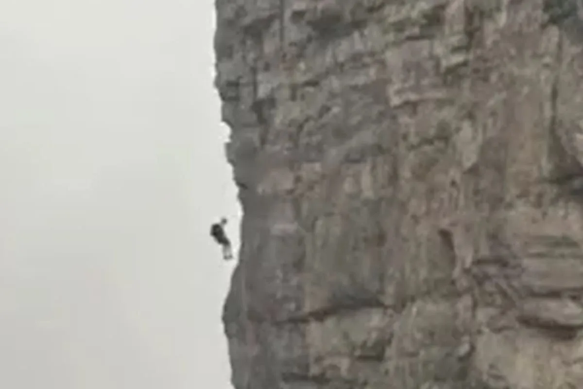 Un alpinista quedó suspendido por horas a 50 metros de la cima de una montaña