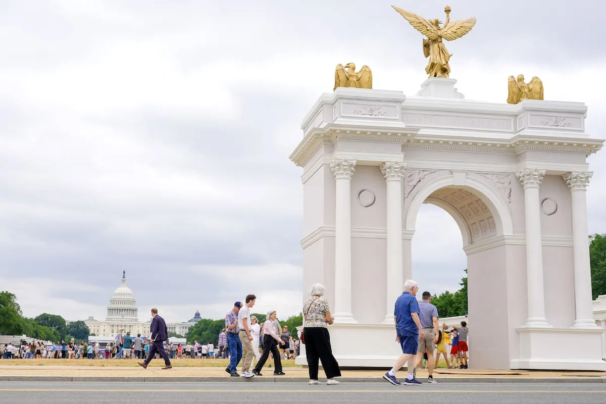 Trump impulsa un arco triunfal de 76 metros en Washington: la obra de US$250 millones podría arrancar en noviembre