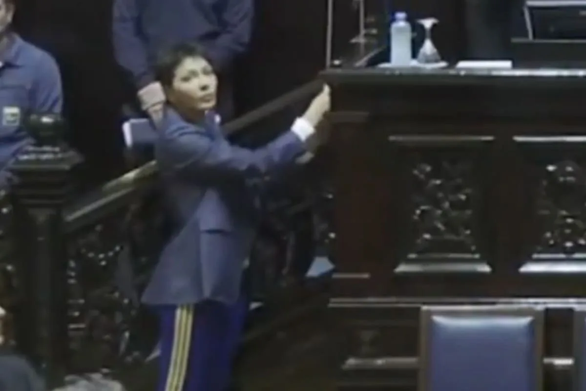 Mayra Mendoza vistió un pantalón de Boca durante una sesión en la Legislatura, recibió críticas y salió al cruce