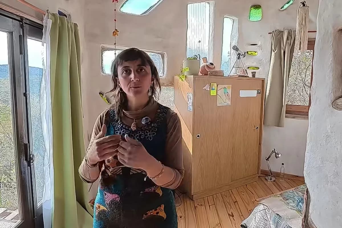 Mariana, 38 años, construyó su casa con parabrisas y barro: “Levantar una tiny house es el acto valiente de simplificar para florecer”