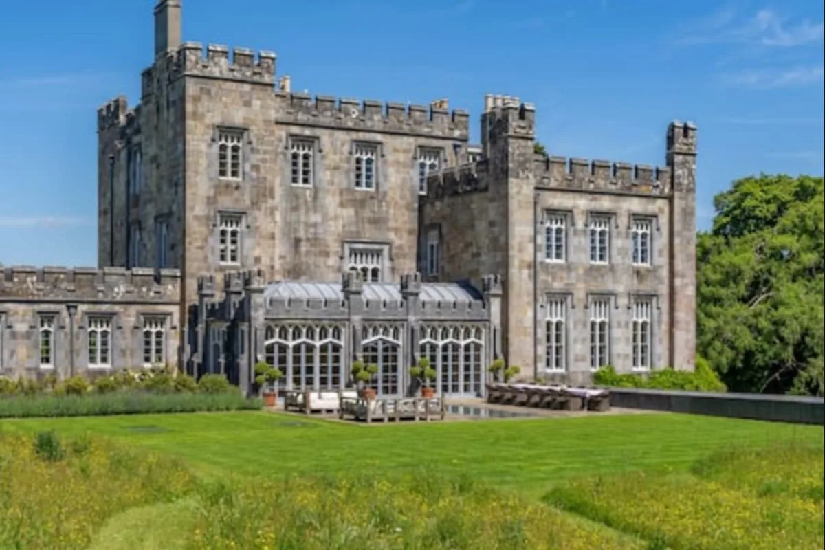 Mark Zuckerberg adquirió un castillo gótico de casi 200 años en Irlanda