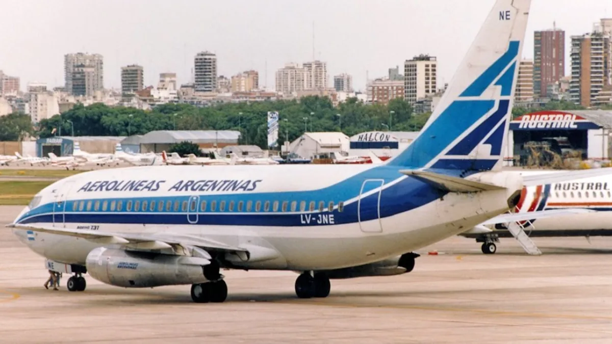 “El Mufa”: el Boeing argentino que sufrió dos secuestros, aterrizó sin tren delantero, perdió una puerta en el aire y terminó en llamas
