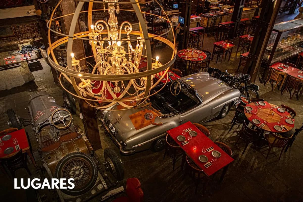 El restaurante más excéntrico de Buenos Aires: pastas caseras, autos de colección y miles de antigüedades bajo un mismo techo