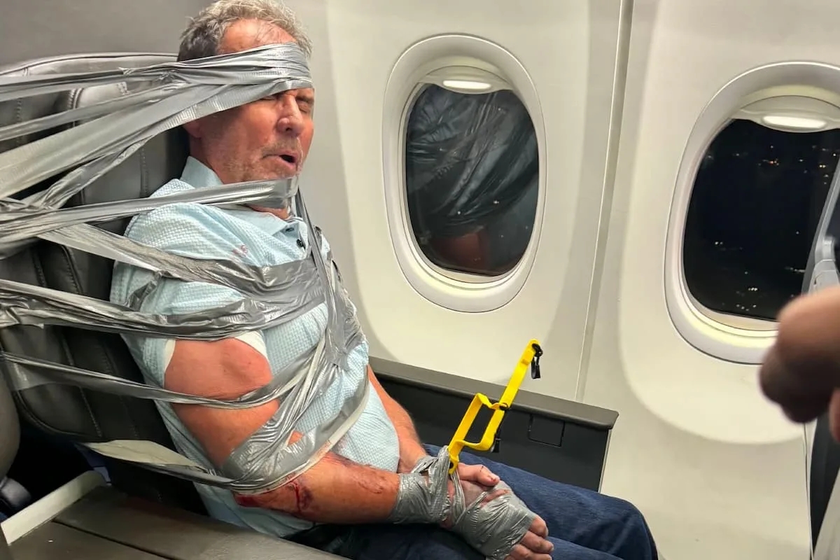 Un pasajero borracho atacó a la tripulación de un vuelo de American Airlines: lo ataron con precintos y cinta adhesiva
