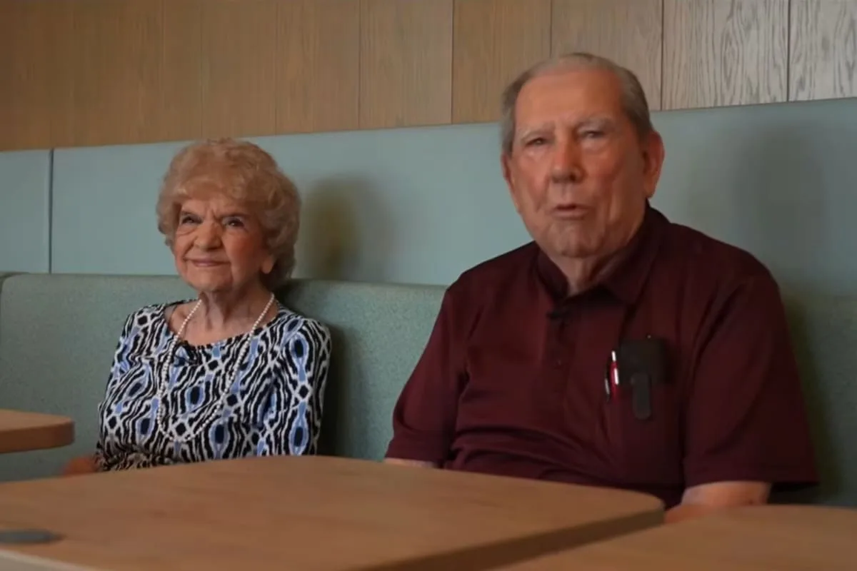 Pareja centenaria revela su ritual después de 80 años de matrimonio: todos los viernes comen lo mismo