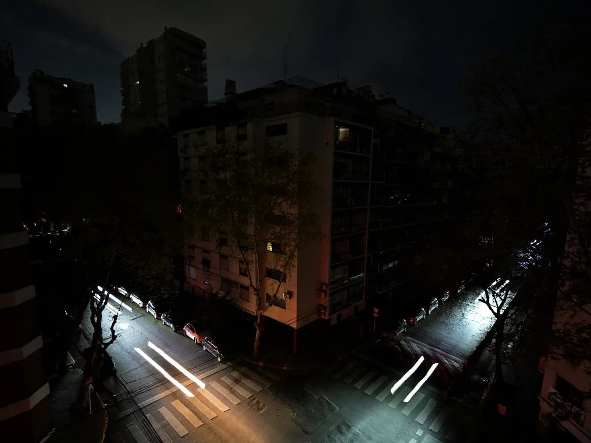 Caos, oscuridad y miedo: sigue el desconcierto por el apagón masivo que afectó a 1,5 millones de personas y hay temor por el verano