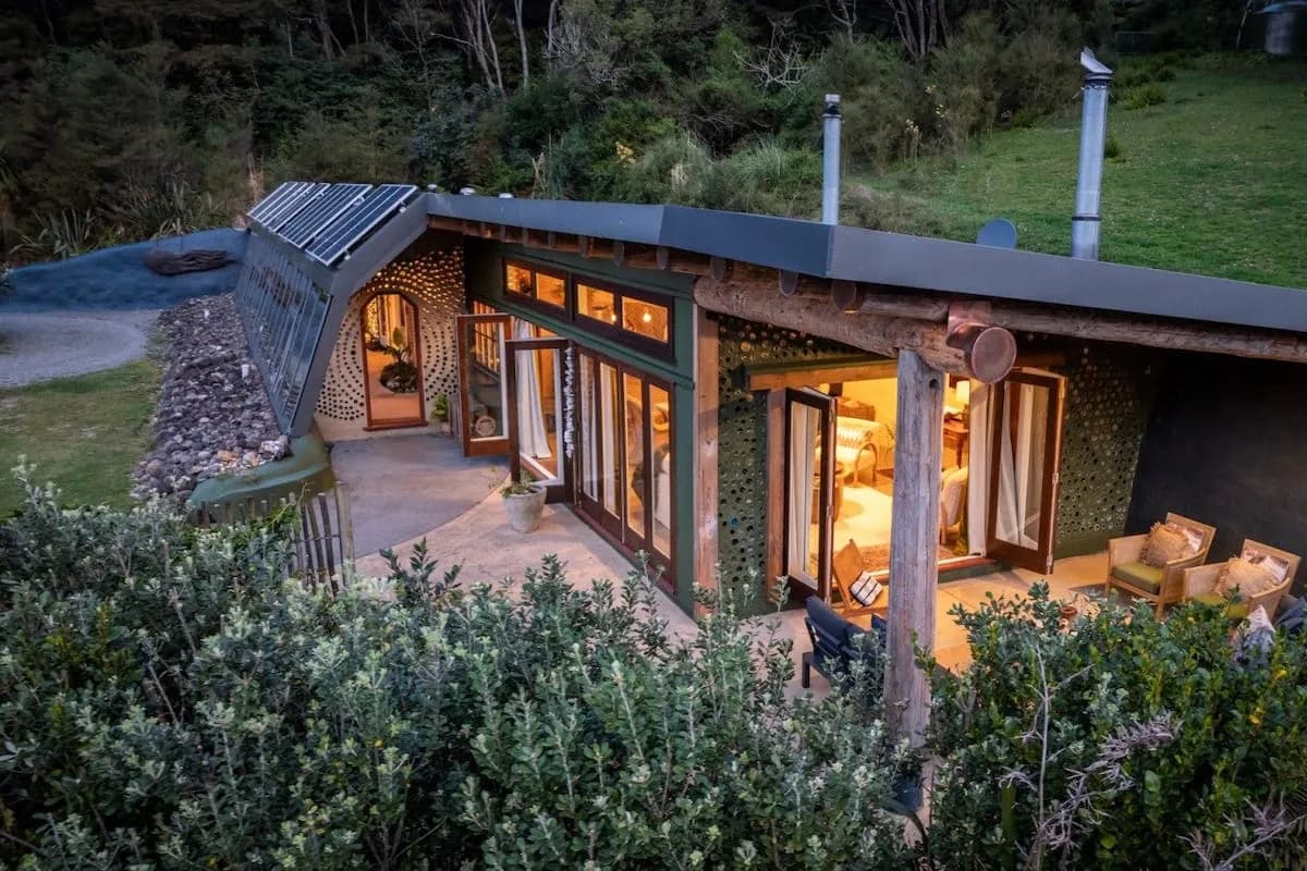 Una pareja construyó su casa con 1100 neumáticos en Nueva Zelanda y ahora la vende