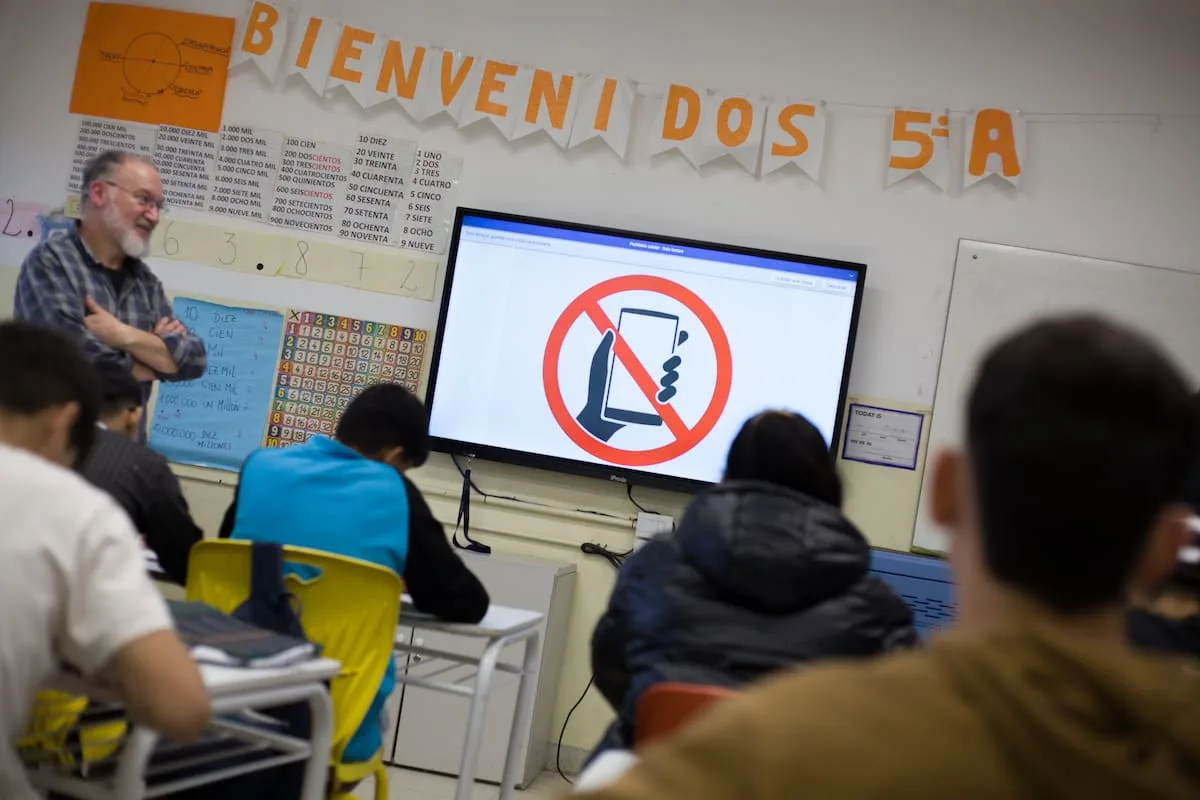 El Colegio Nacional de Buenos Aires prohibió el celular en clase y se suma a la tendencia