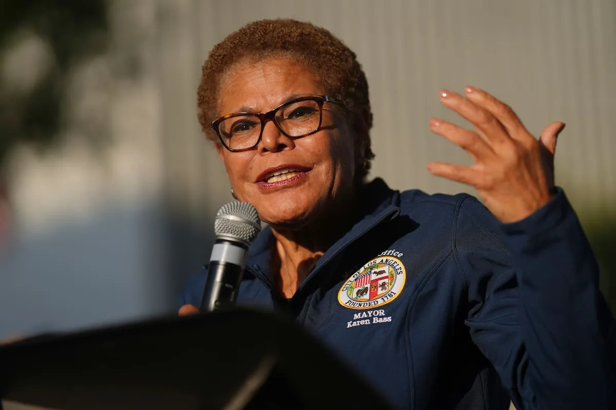 Karen Bass defendió su gestión migratoria ante el ICE en debate por la alcaldía de Los Ángeles