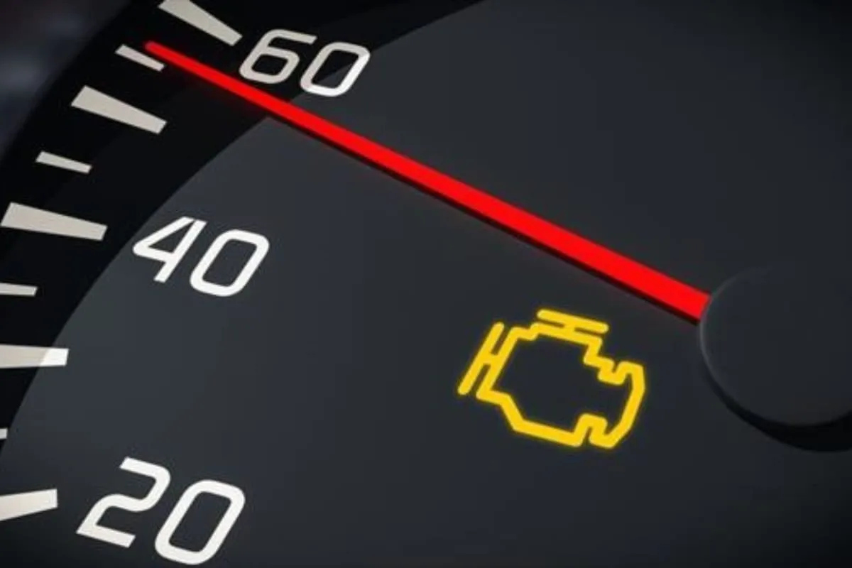 Qué significa el testigo de check engine y por qué casi nadie lo atiende a tiempo