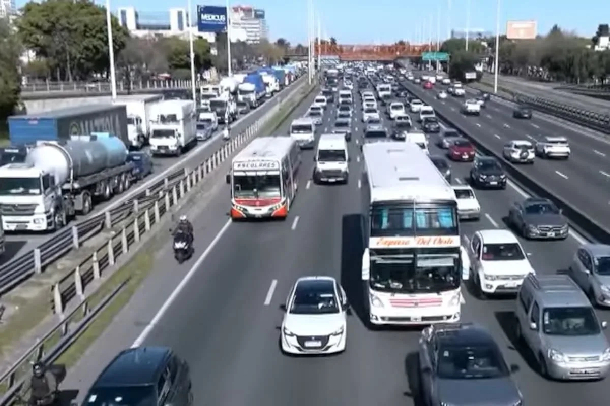 Caos de tránsito en la avenida Lugones: hasta 20 kilómetros de cola