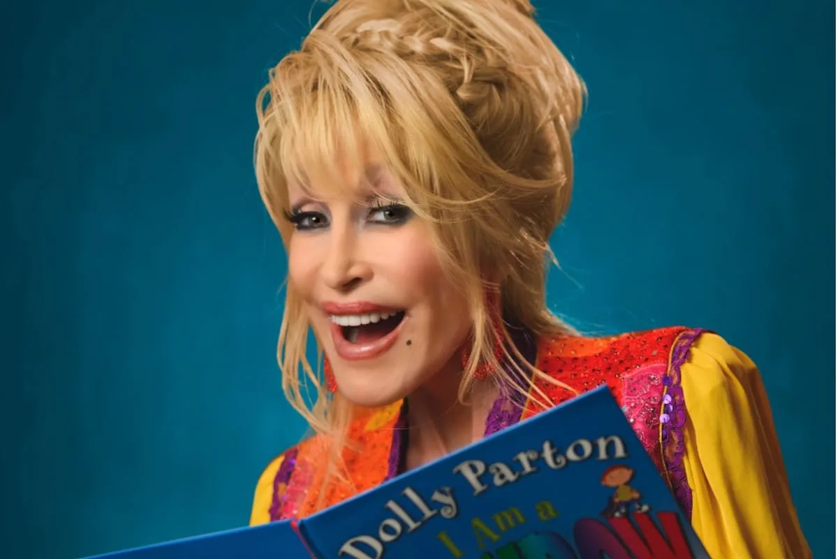 Dolly Parton: el legado solidario que repartió más de 300 millones de libros