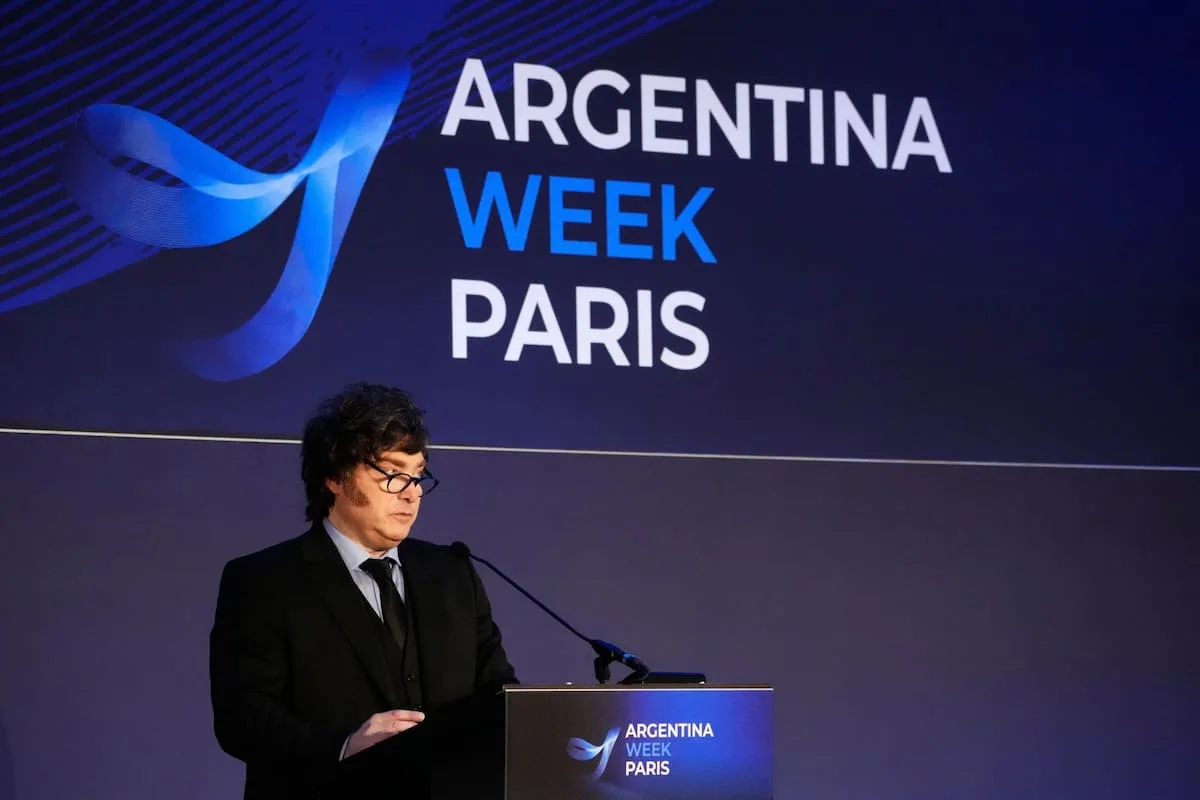 Milei defendió los cambios de su gobierno y dijo en París: “Estamos bien armados para enfrentar los intentos golpistas”