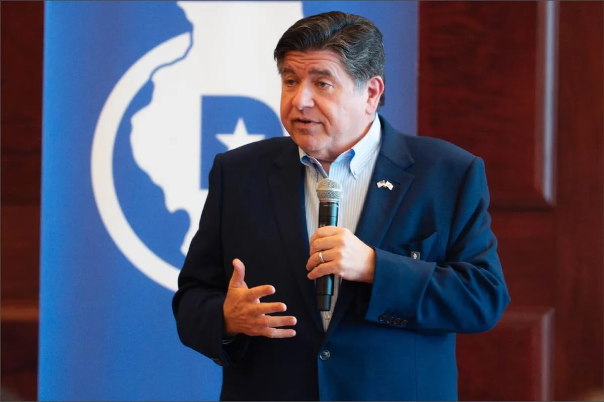 JB Pritzker, gobernador de Illinois, sobre la nueva regla de carga pública para la green card: “Está mal”