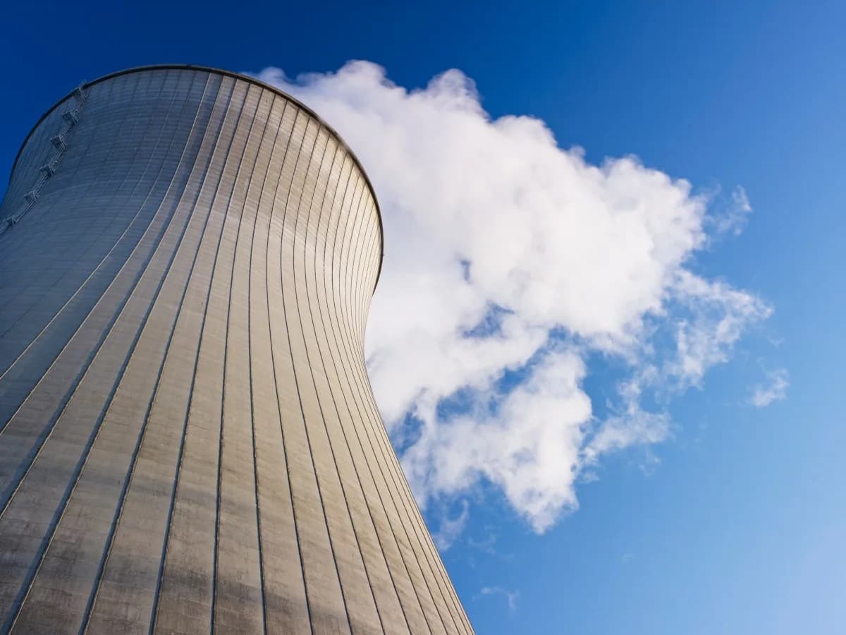Trump otorga US$5.000 millones en créditos para reactores nucleares que alimentarán centros de datos de IA