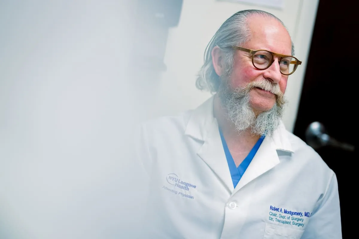 Un cirujano estrella de trasplantes esperó años un corazón: la historia de Robert Montgomery
