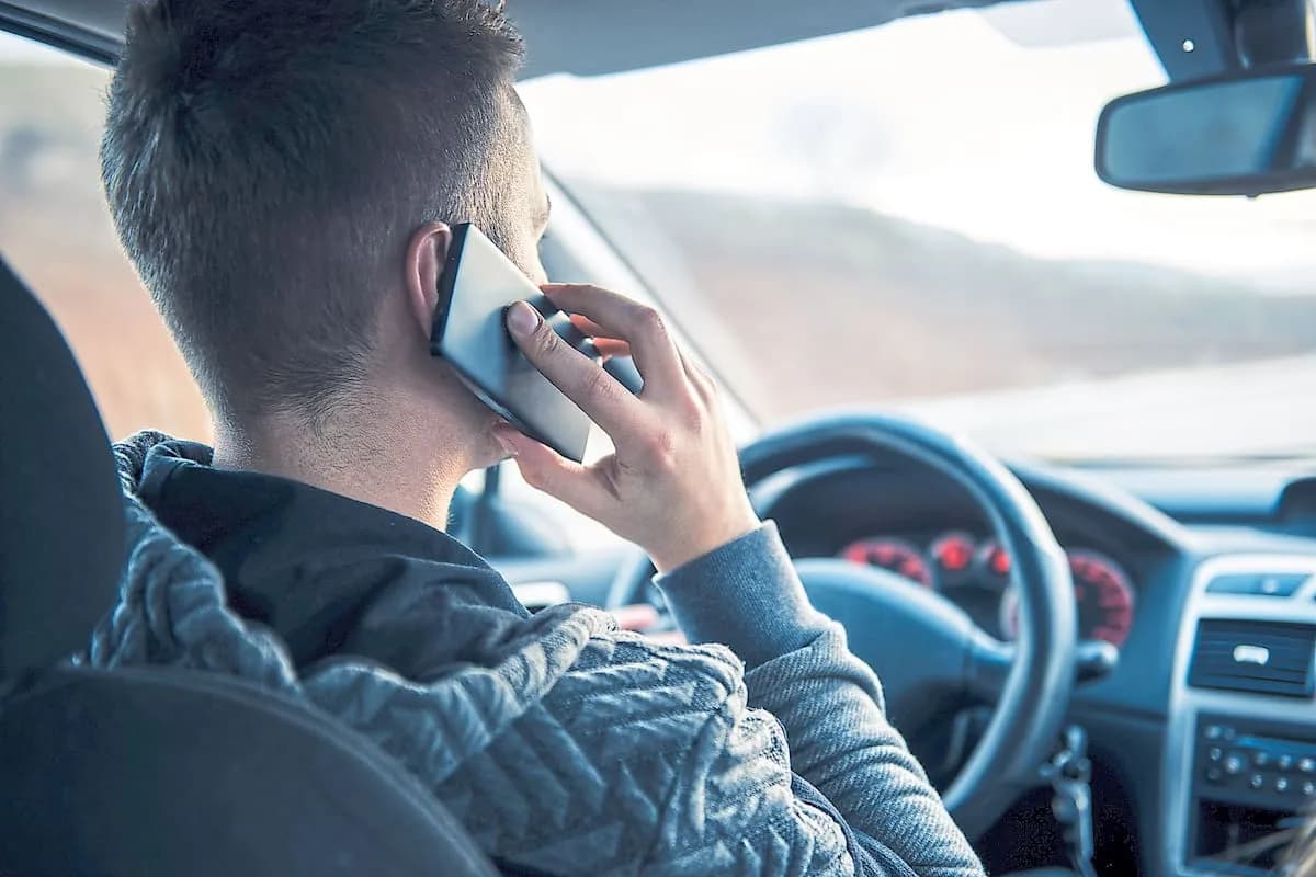 El celular al volante mata