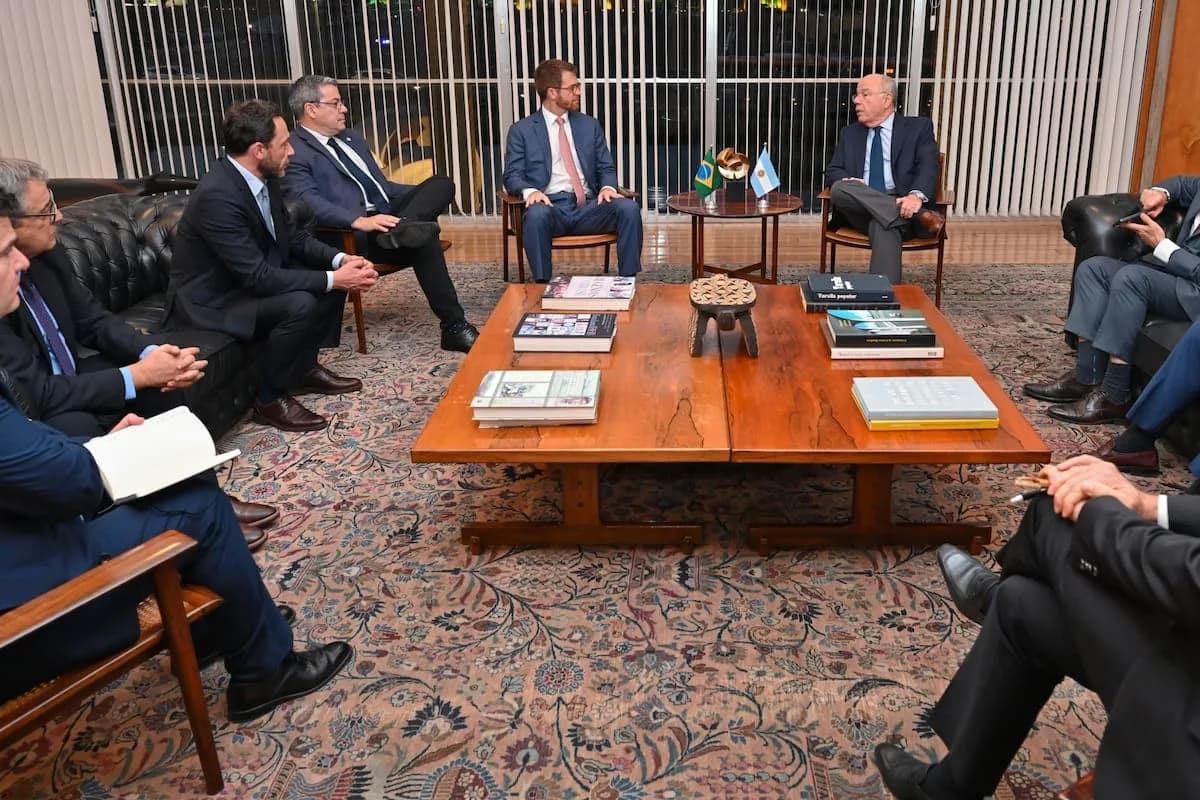 Una comitiva de parlamentarios argentinos desembarcó en Brasilia para despegarse de Milei