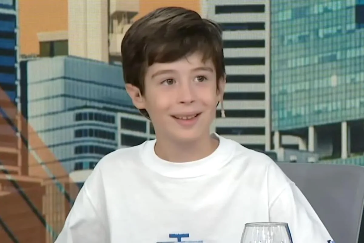 Tiene 9 años, es fan de los autos y de Colapinto, y tiene el coeficiente intelectual más alto del país