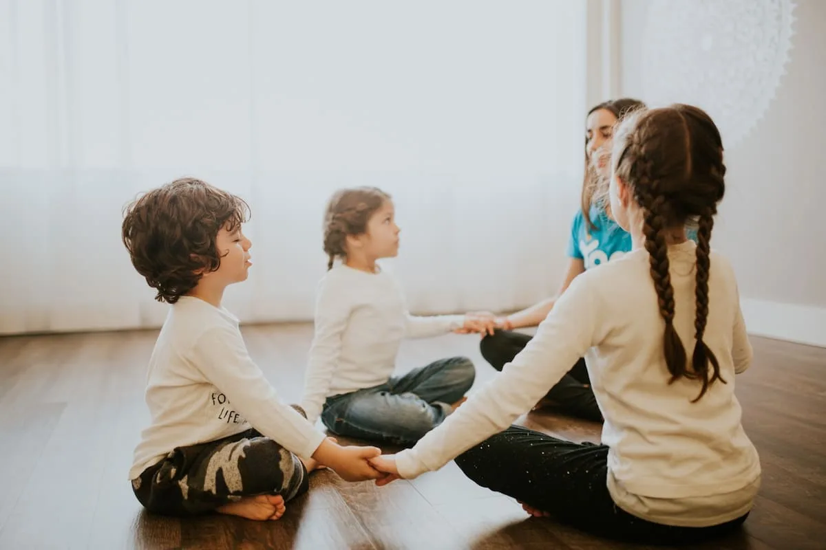 Enseñar a ser gentiles: cómo el juego, la música y el yoga ayudan a los chicos a conocer sus emociones