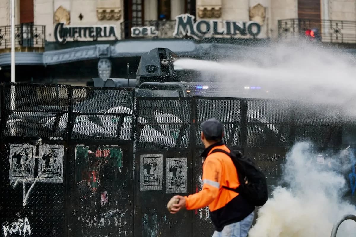 Marcha universitaria: diez heridos, 30 detenidos y la hipótesis de grupos organizados