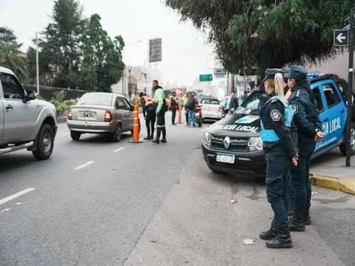 Lomas de Zamora: cuatro encapuchados robaron en 10 casas y el patrullero pasó una sola vez