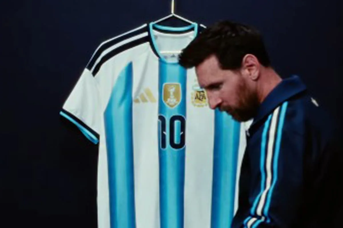 Lionel Messi presentó la camiseta que usará en su despedida de la selección argentina