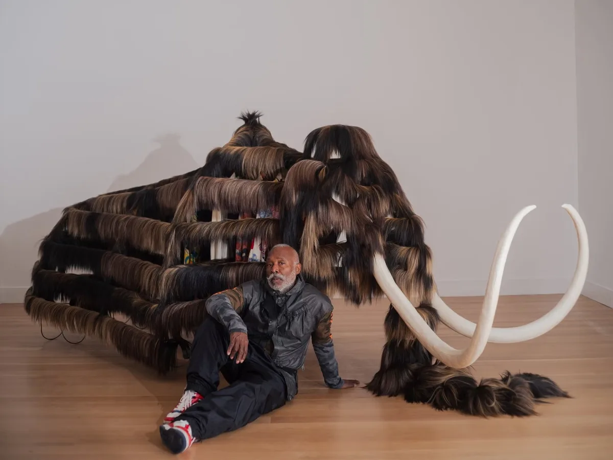 Nick Cave instala esqueletos de mamut en el Smithsonian: la obra que incomoda a la Casa Blanca