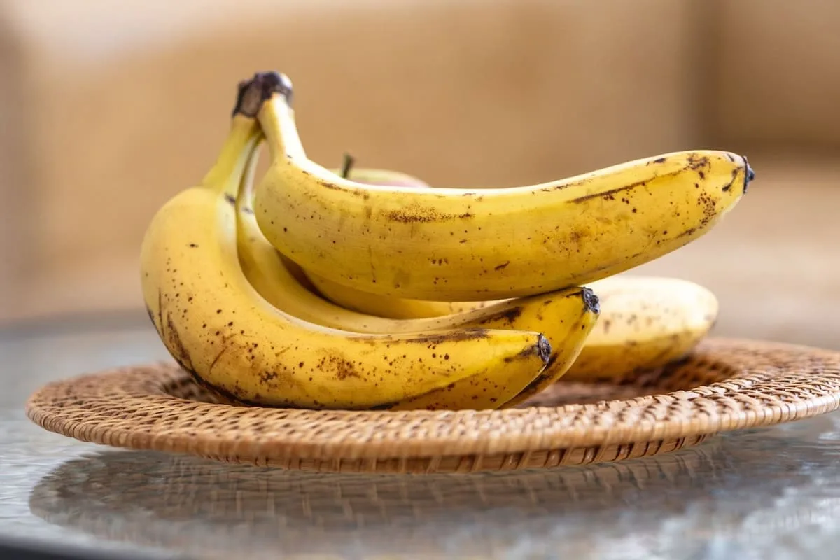 El truco de un frutero para que las bananas no se pongan negras en la heladera