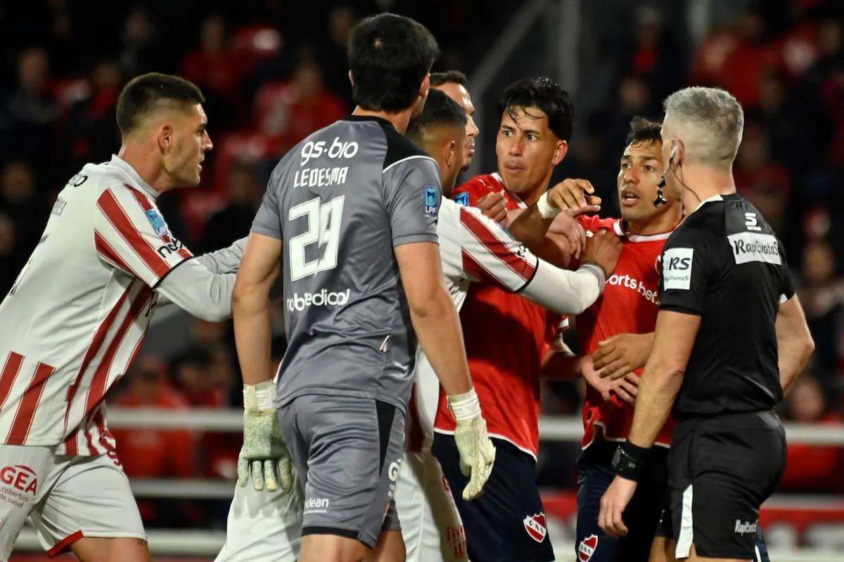 Independiente fue goleado como local por Instituto de Córdoba y los hinchas descargaron su furia