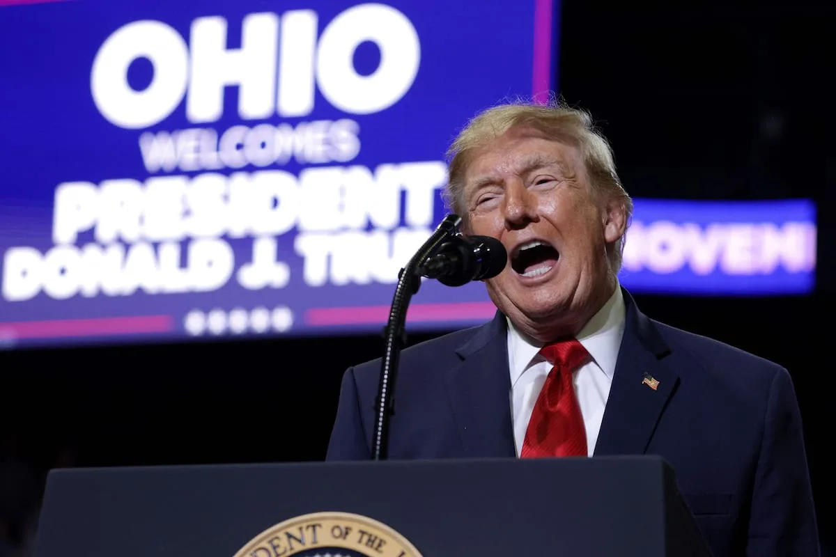 Trump fue interrumpido en Ohio: golpearon a una manifestante y se burló de ella