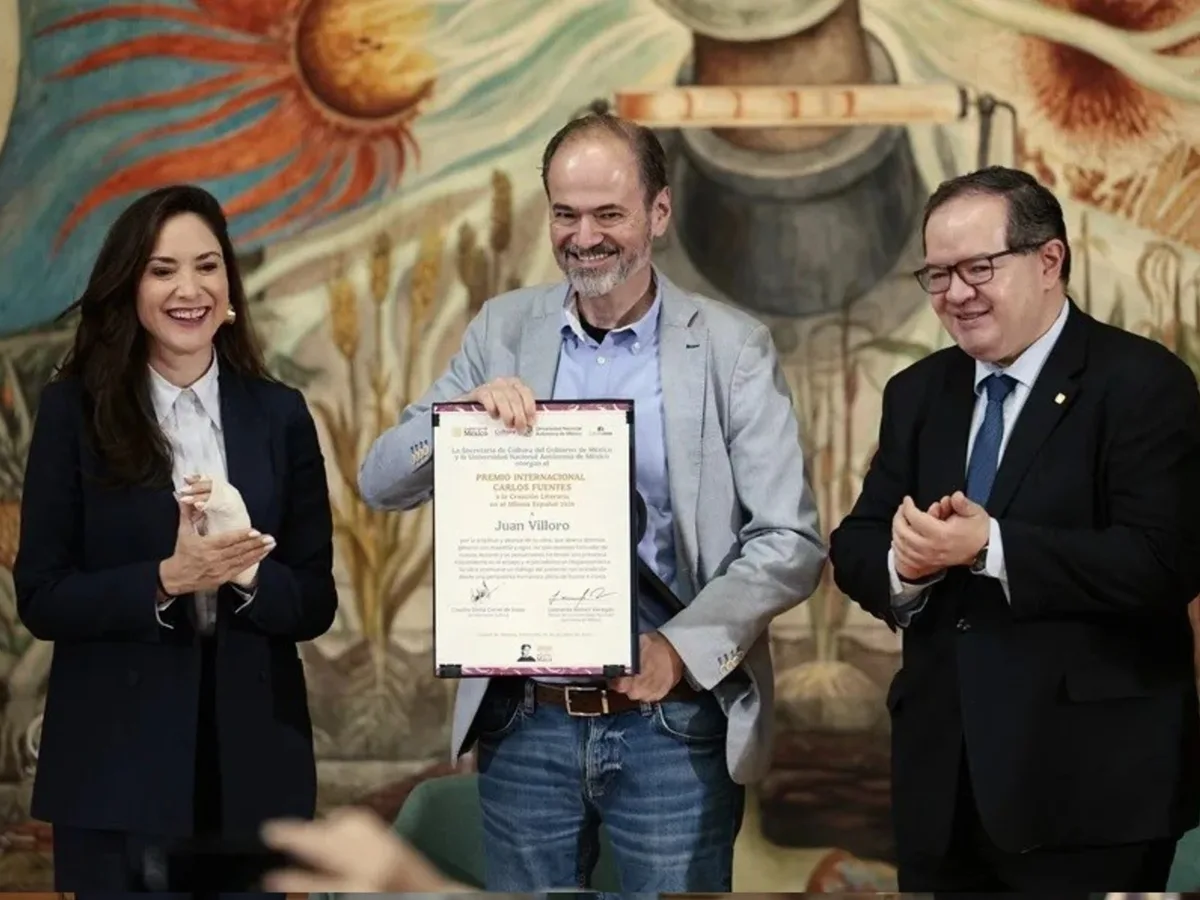 Juan Villoro recibió el Premio Carlos Fuentes y cuestionó a la izquierda que ve críticos como enemigos